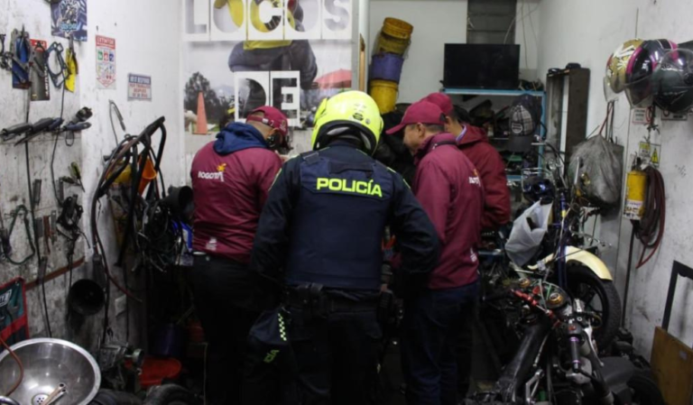 autoridades capturan a administrador de taller en Bosa por presunta falsedad marcaria en motor y placas.