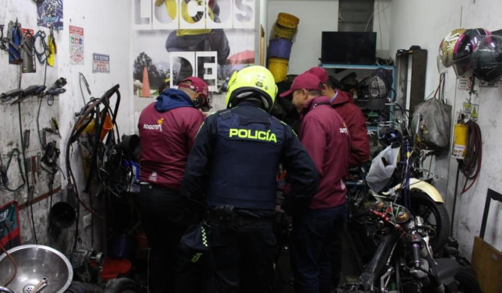 autoridades capturan a administrador de taller en Bosa por presunta falsedad marcaria en motor y placas.