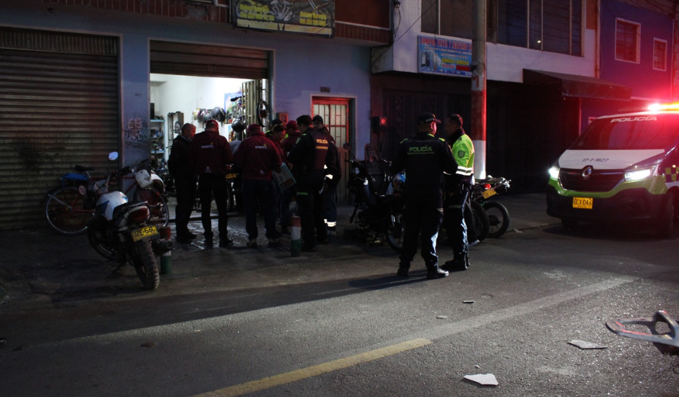 autoridades capturan a administrador de taller en Bosa por presunta falsedad marcaria en motor y placas.
