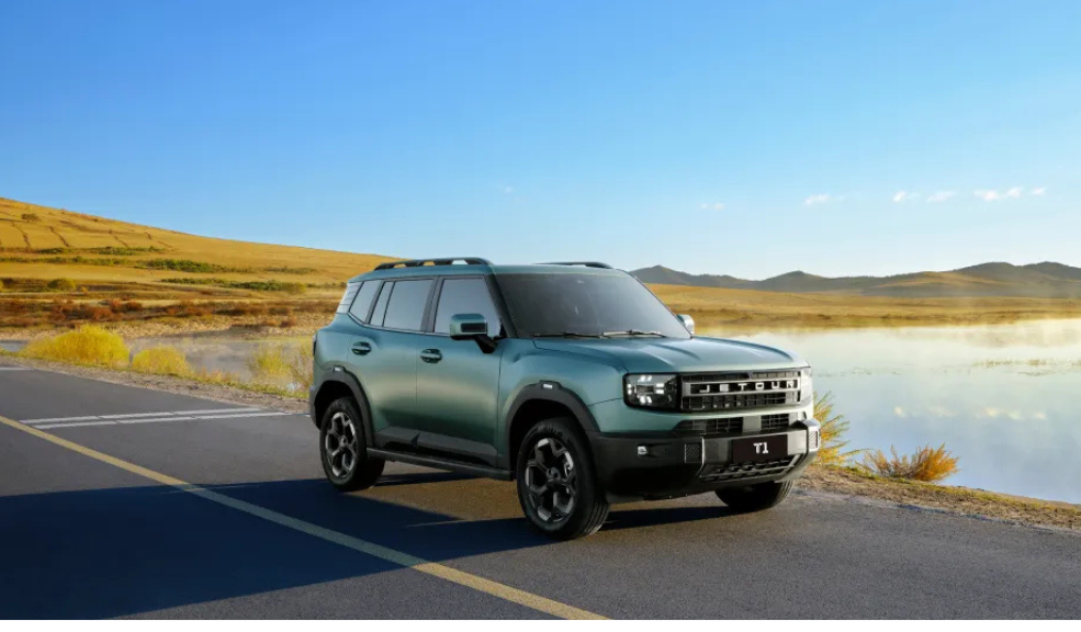 La marca china entra al segmento de los híbridos enchufables con una SUV que mezcla de una estética agradable que se usa mucho en este segmento, todoterreno perfecto para el terreno colombiano junto a una cabina bien equipada y una amplia autonomía combinada que promete los 1.200 kilómetros.