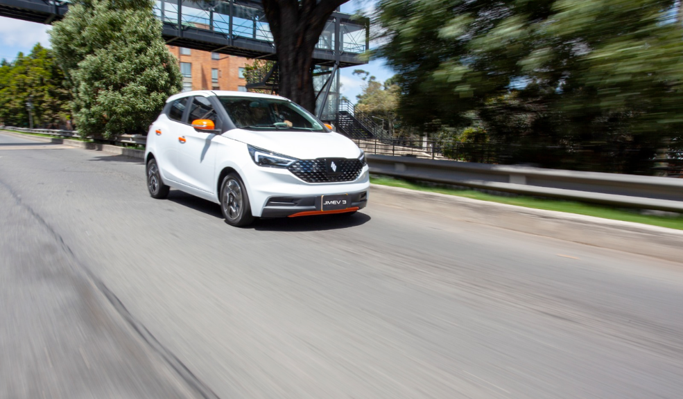 La marca de vehículos eléctricos distribuida por Astara en Colombia pone sobre la mesa una comparación que duele verla escrita: lo que gasta un carro a gasolina en una semana puede ser lo mismo que carga un eléctrico durante más de un mes.