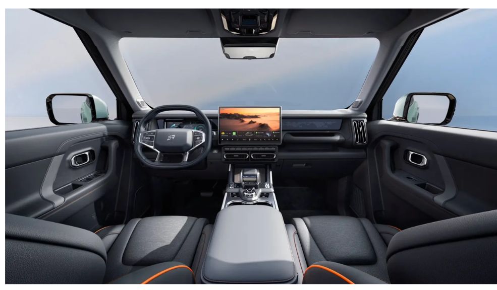 La marca china entra al segmento de los híbridos enchufables con una SUV que mezcla de una estética agradable que se usa mucho en este segmento, todoterreno perfecto para el terreno colombiano junto a una cabina bien equipada y una amplia autonomía combinada que promete los 1.200 kilómetros.