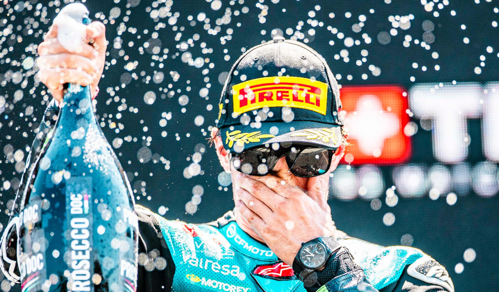 Tras pulverizar todos los récords en Moto3 y tener un buen desempeño en Moto2, el piloto de 20 años, David Alonso se convierte en el segundo colombiano en la historia en llegar a la categoría reina, integrándose a Honda en MotoGP para el 2027.