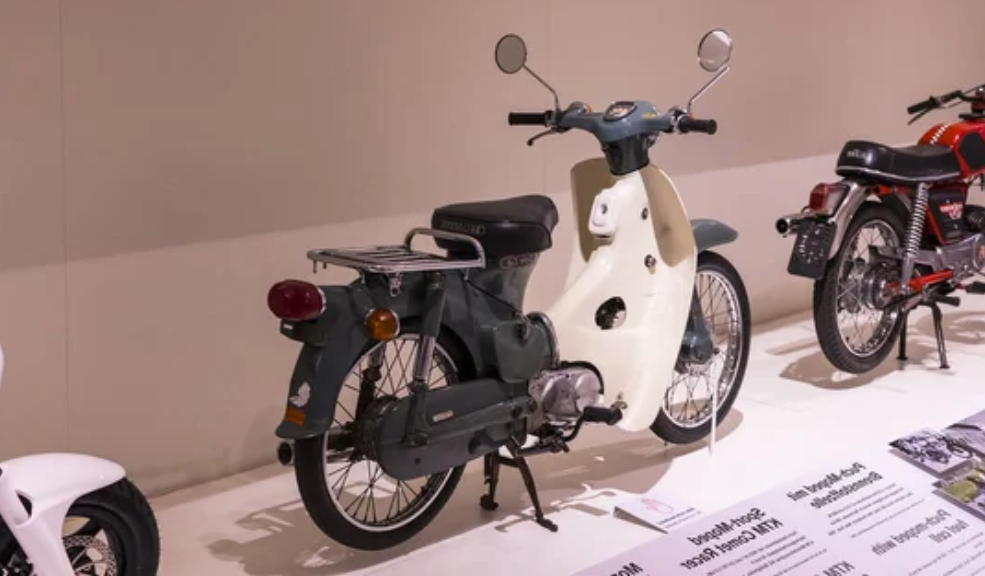 Un recorrido detallado por las cinco motocicletas que se convirtieron en iconos de progreso, resistencia, a la ves símbolos de independencia para millones de familias colombianas.