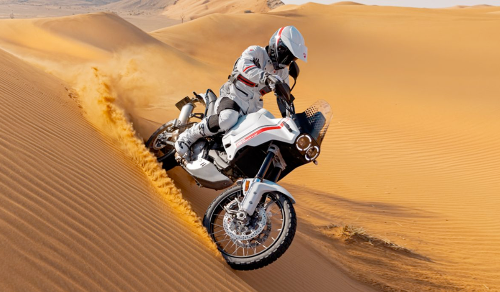 Ducati adopta un nuevo motor de 890 cc con resortes y distribución variable en su nueva DesertX V2, reduciendo notablemente los costos y ciclos de mantenimiento.