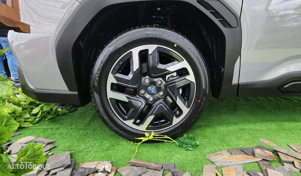 Subaru amplía su oferta con las variantes Advance y Limited de 182 hp, manteniendo la tracción integral permanente y reduciendo la barrera de entrada frente al modelo electrificado de la Forester.