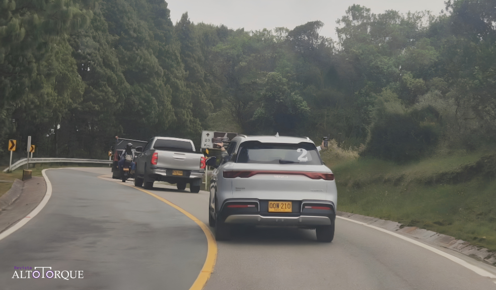 Probamos la BYD Yuan Up DM-i: así se siente manejar el híbrido de 1.100 km en carretera