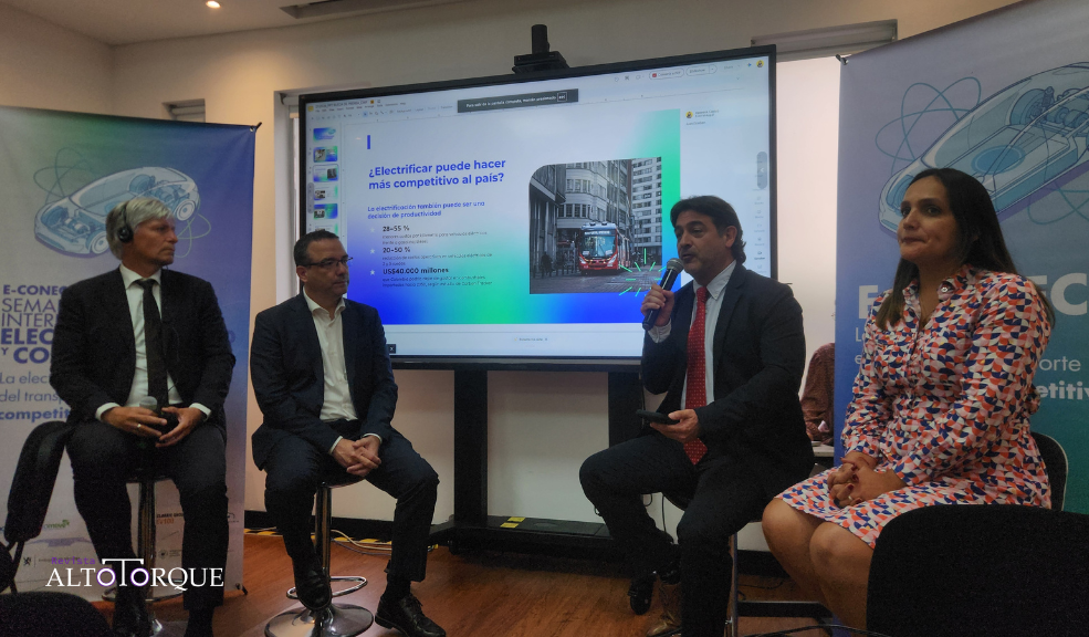 Durante una semana E-Conecta tuvo sede en Bogotá, donde hubo presencia de varios gremios, representantes del gobierno y empresas que discutieron si electrificar el transporte es un gesto ambiental o un negocio de rentabilidad y leyes. Los números que se pusieron sobre la mesa hablan de ahorro, pero también de una industria que sueña con dejar de ser solo compradora de tecnología.