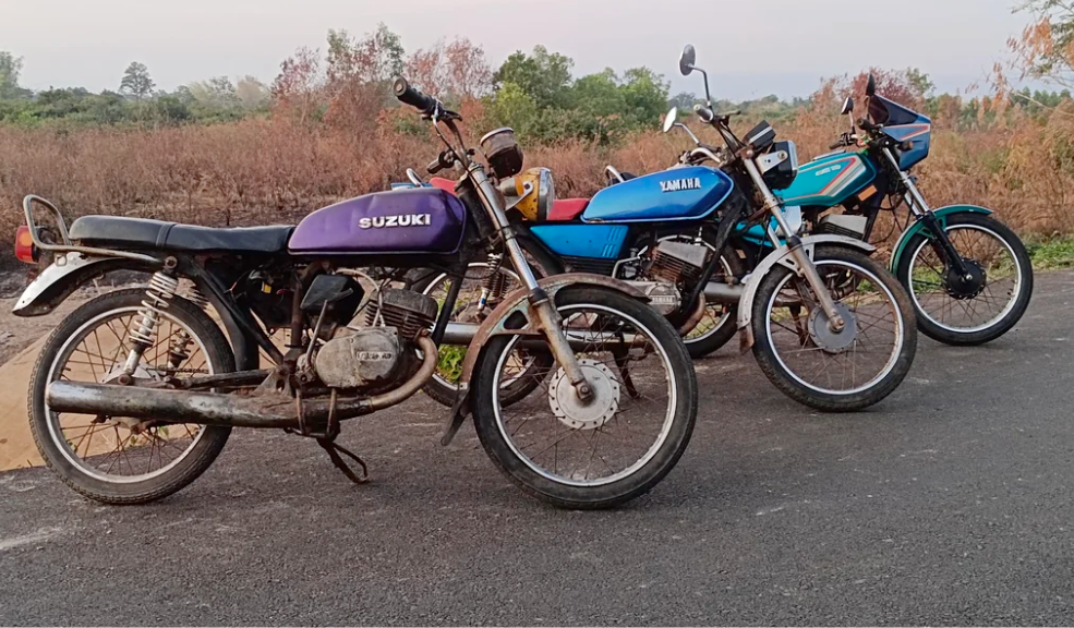 en los 80s antes de las inyecciones electrónicas y los frenos ABS, Colombia se movió a punta de humo azul, escape ronco y motores que sonaban a avispa enfurecida. Este es el recorrido por las motocicletas que definieron una década y que todavía hoy hacen suspirar a quien las escuchó pasar.