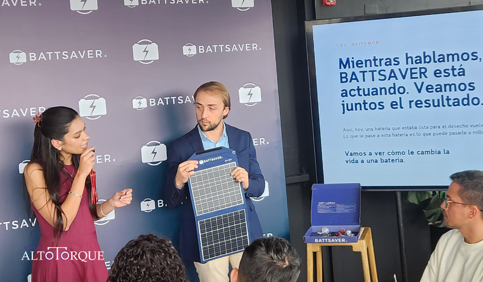 La empresa Rock and Ride presenta BATTSAVER, un desarrollo nacional fabricado en el exterior que utiliza microcargas fotovoltaicas para combatir la degradación interna en vehículos particulares y de carga.